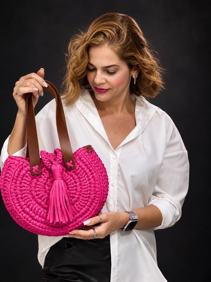 Márcia C. Izidorio apresentando uma bolsa de crochê